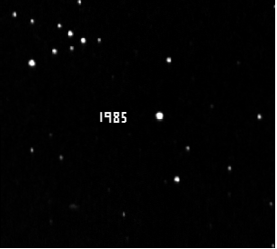 Показано как изменяется расположение звезды среди других звёзд. Фотографии сделаны с интервалом 5 лет с 1985 по 2005 годы.